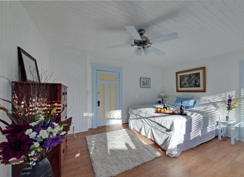 Swartz Bay Farm Hotel Sidney Exterior photo